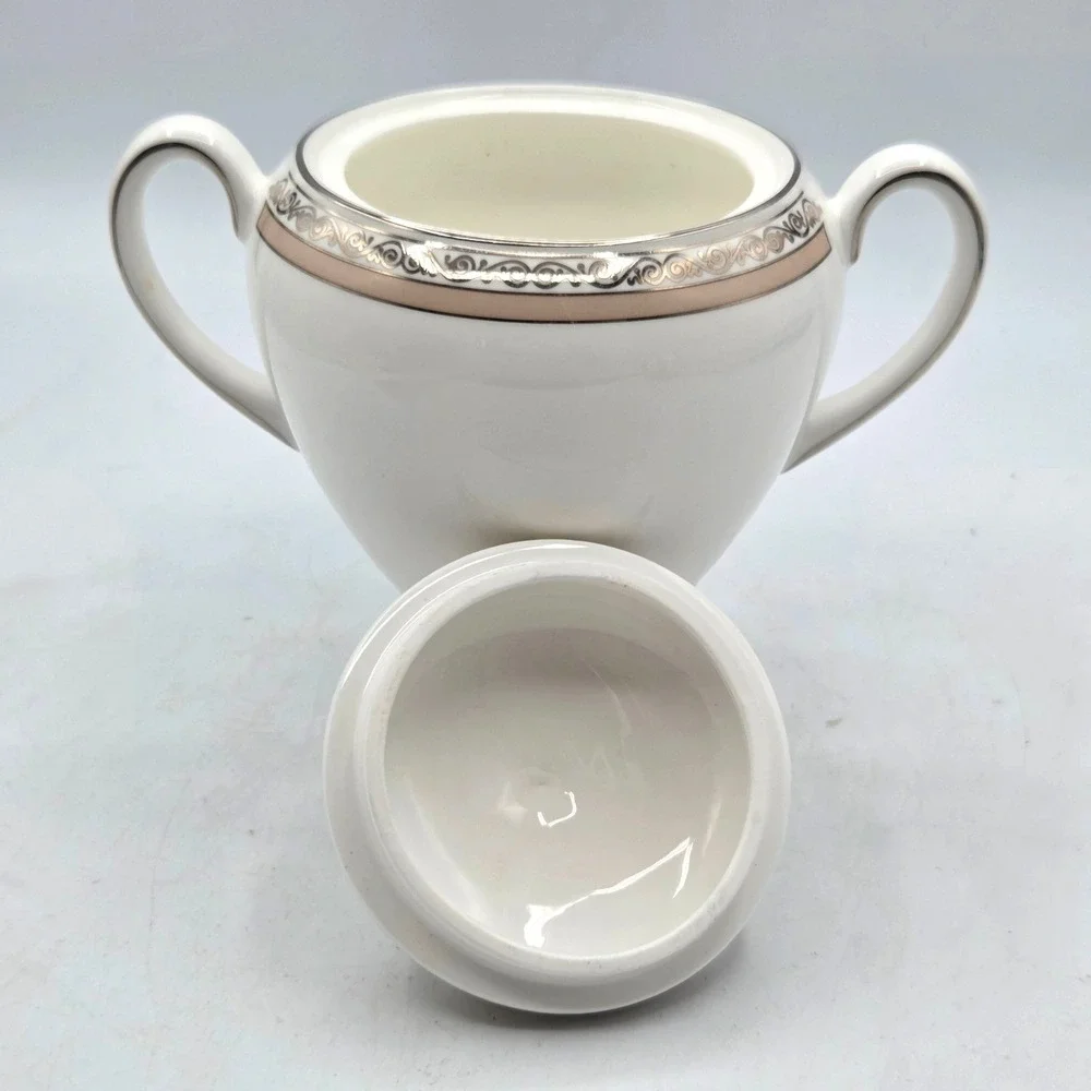 Wedgwood Verona White‎ Bone China Globe Shape Sugar Bowl with Lid ENGLAND